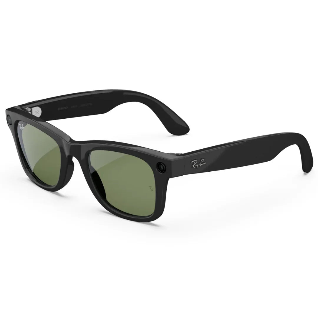 Gafas de sol inteligentes Ray-Ban Meta Wayfarer (Gen 2) con montura negra y lentes de color verde clásico, vistas en ángulo lateral. - Kmaron Digital