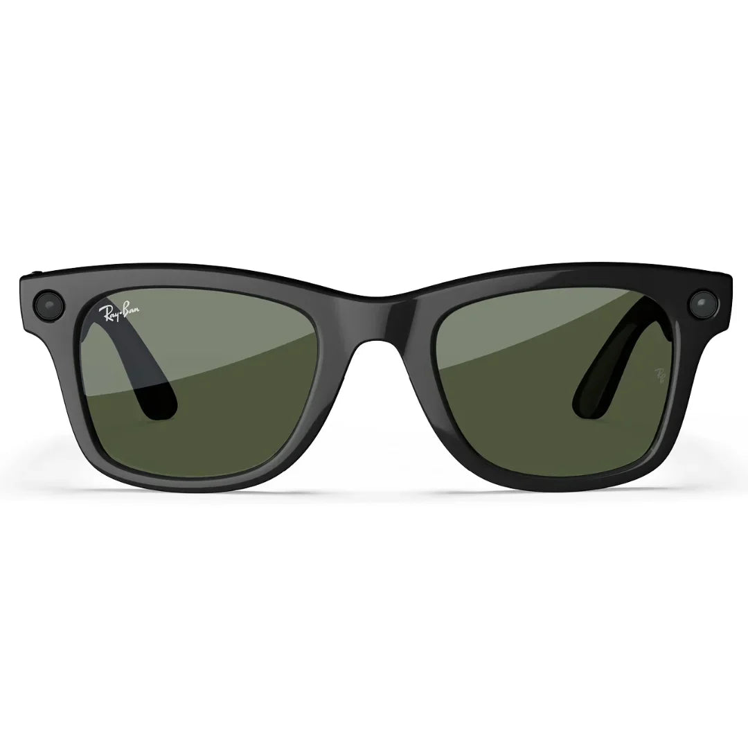 Primer plano frontal de las gafas de sol inteligentes Ray-Ban Meta Wayfarer (Gen 2) en negro brillante con lentes verdes. Muestra las cámaras laterales. - Kmaron Digital