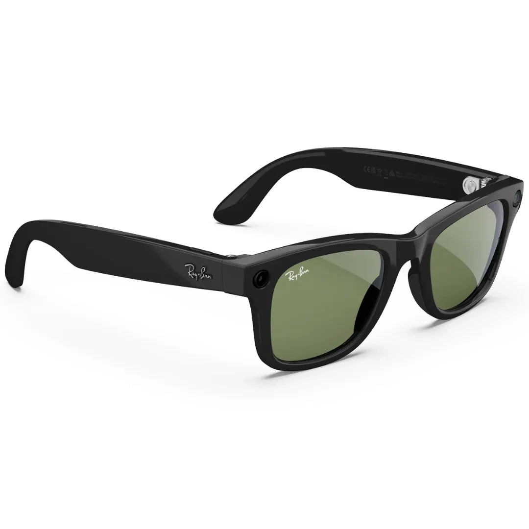 Gafas de sol inteligentes Ray-Ban Meta Wayfarer (Gen 2) en negro brillante y lentes verdes, resaltando las cámaras y los logotipos de la marca. - Kmaron Digital