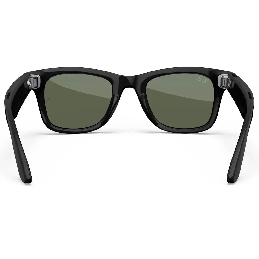 Gafas de sol inteligentes Ray-Ban Meta Wayfarer (Gen 2) en negro brillante y lentes verdes, vista trasera, mostrando los componentes de audio. - Kmaron Digital