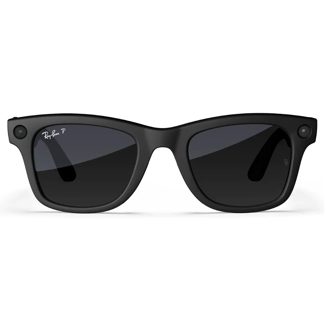 Primer plano frontal de las gafas de sol inteligentes Ray-Ban Meta Wayfarer (Gen 2) con montura negra mate y lentes oscuras polarizadas. - Kmaron Digital