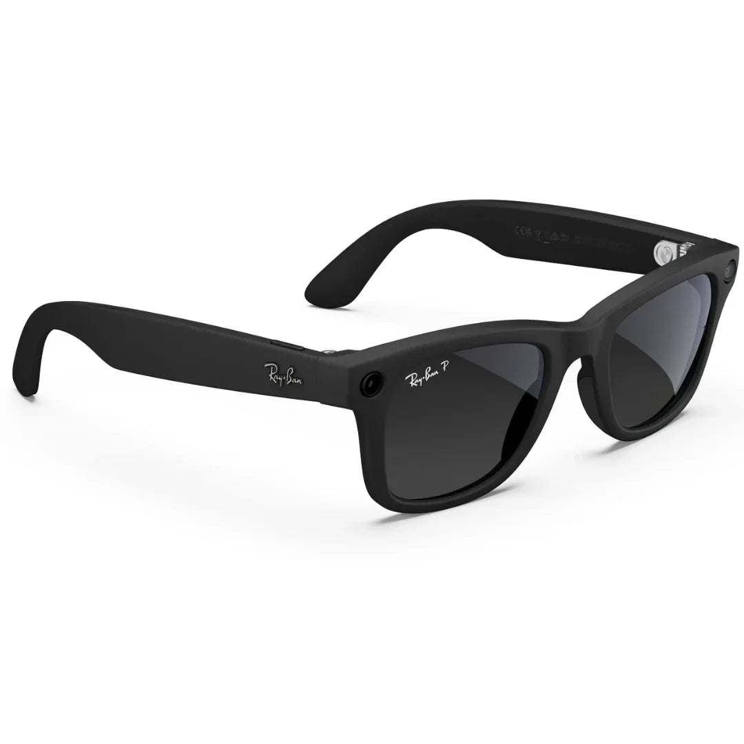 Gafas de sol inteligentes Ray-Ban Meta Wayfarer (Gen 2) con montura en negro mate y lentes oscuras, resaltando la cámara y el audífono integrado. - Kmaron Digital