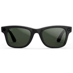 Primer plano frontal de las gafas de sol inteligentes Ray-Ban Meta Wayfarer (Gen 2) con montura negra y lentes de sol oscuras y tecnología integrada. - Kmaron Digital