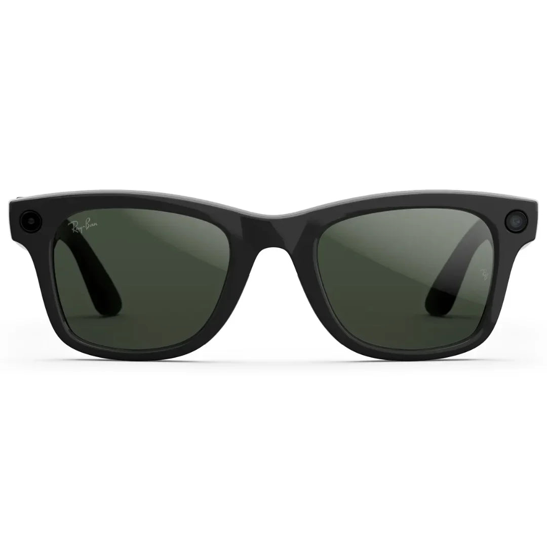 Primer plano frontal de las gafas de sol inteligentes Ray-Ban Meta Wayfarer (Gen 2) con montura negra y lentes de sol oscuras y tecnología integrada. - Kmaron Digital