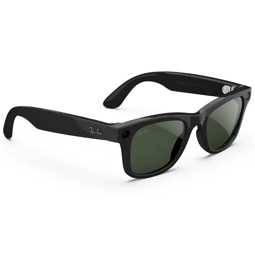 Gafas de sol inteligentes Ray-Ban Meta Wayfarer (Gen 2) con montura en negro brillante y lentes oscuras, resaltando la cámara y el audífono. - Kmaron Digital