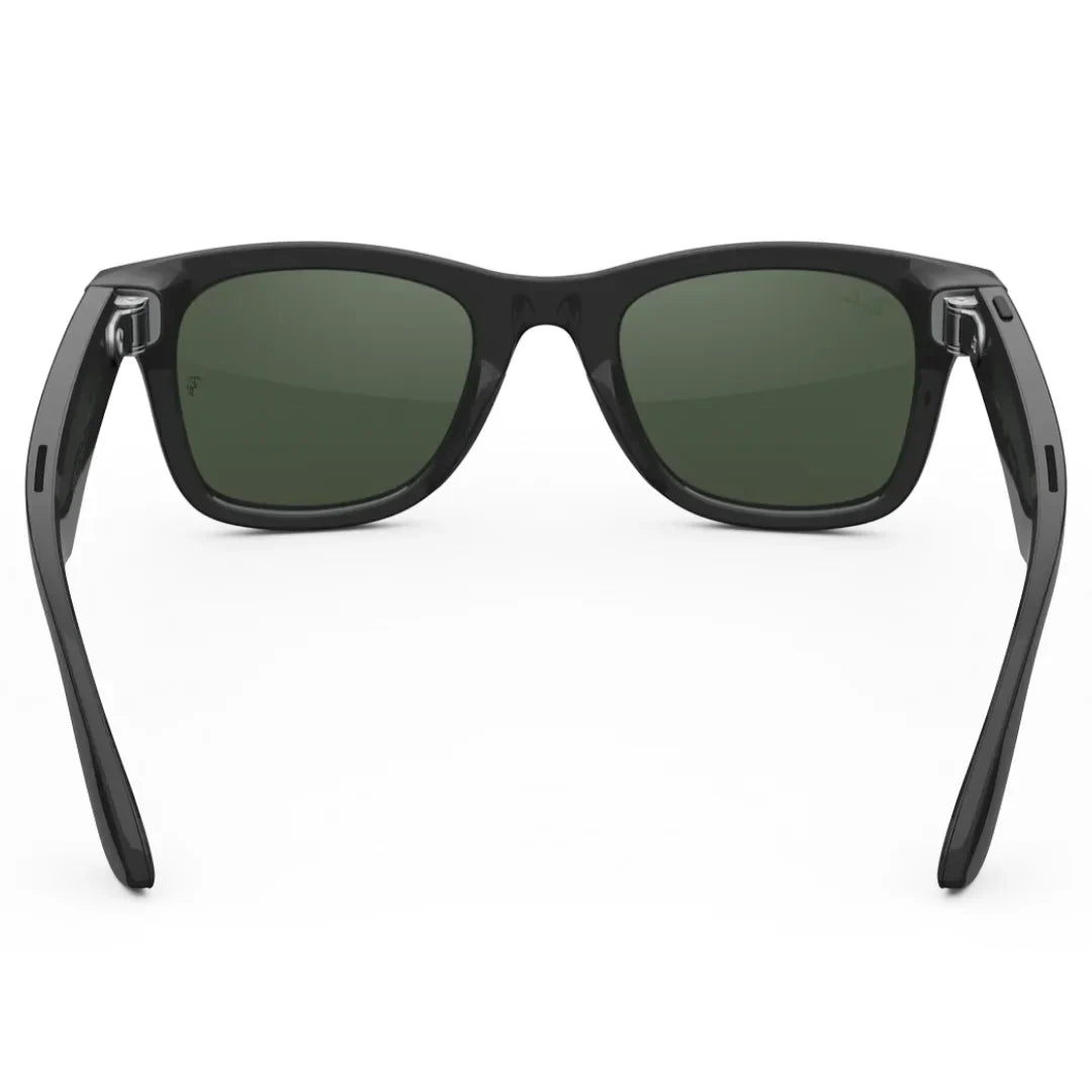 Gafas inteligentes Ray-Ban Meta Wayfarer (Gen 2) en negro brillante y lentes verdes, vista trasera, mostrando los altavoces integrados en las patillas. - Kmaron Digital