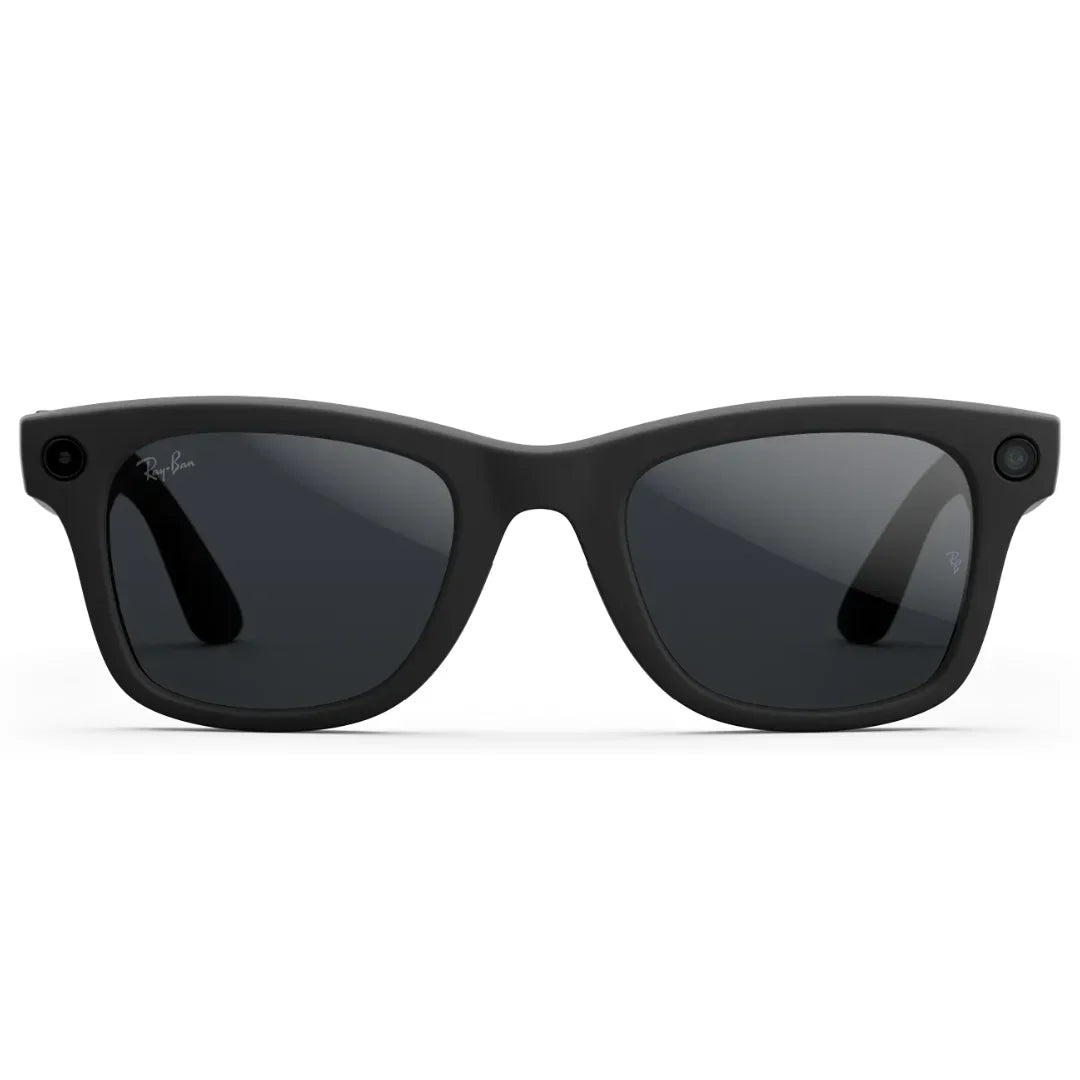 Primer plano frontal de las gafas de sol inteligentes Ray-Ban Meta Wayfarer (Gen 2) con montura negra mate y lentes oscuras polarizadas. - Kmaron Digital