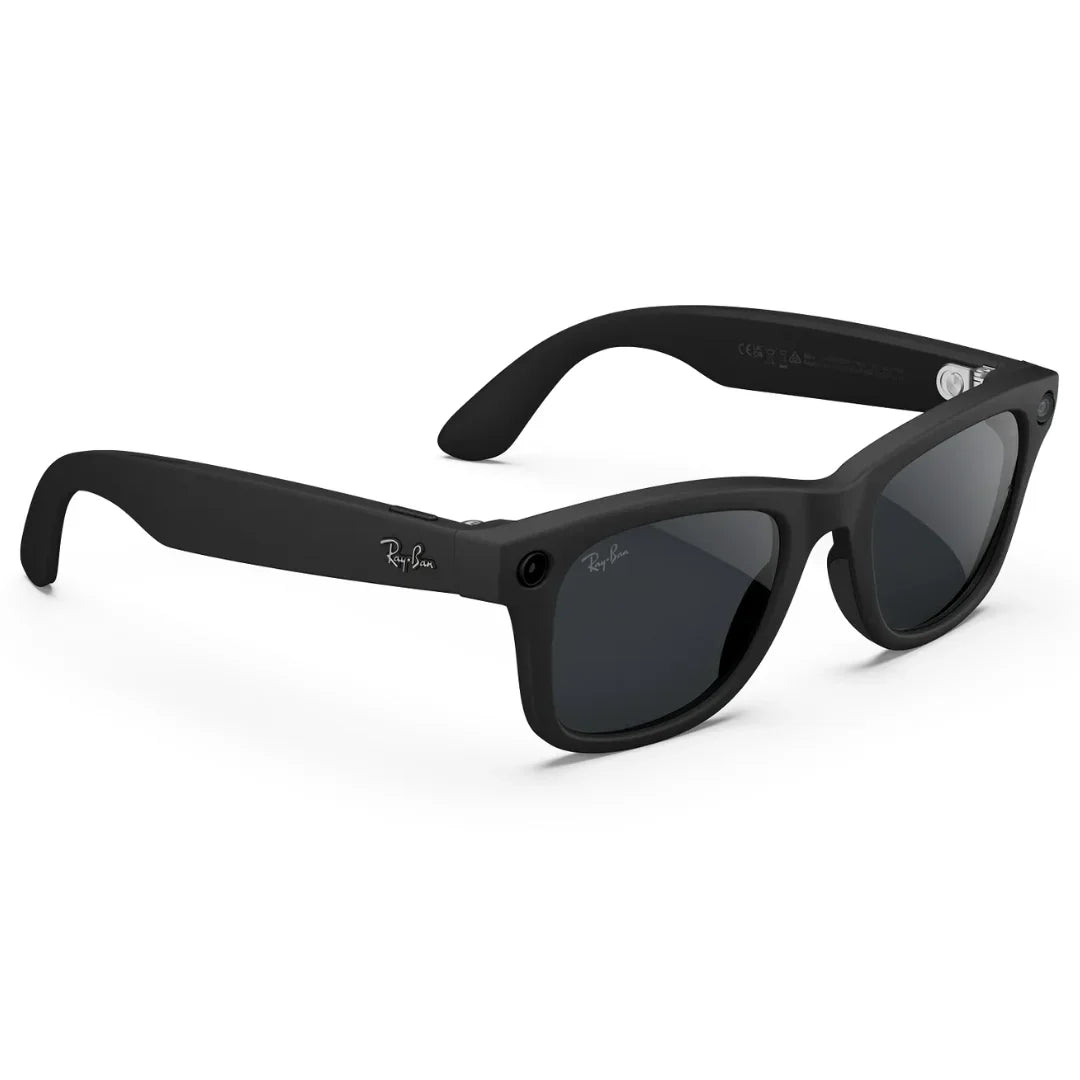 Gafas de sol inteligentes Ray-Ban Meta Wayfarer (Gen 2) en negro mate y lentes polarizadas oscuras, con la cámara y audífono visibles. - Kmaron Digital
