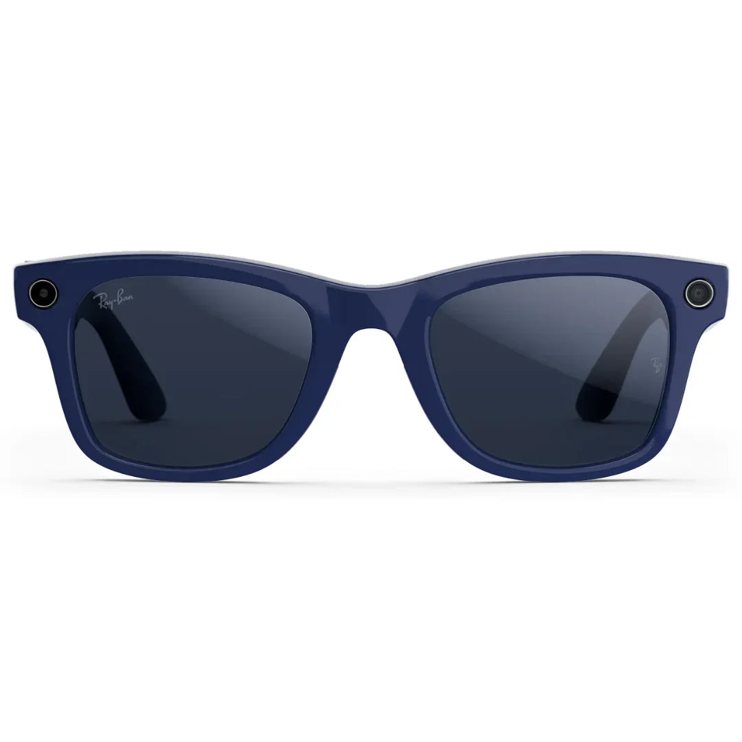 Primer plano frontal de las gafas de sol inteligentes Ray-Ban Meta Wayfarer (Gen 2) con montura azul cósmico y lentes oscuras. - Kmaron Digital