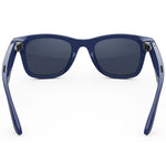 Gafas de sol inteligentes Ray-Ban Meta Wayfarer (Gen 2) azul cósmico, vista trasera, mostrando las lentes oscuras y los audífonos integrados en las patillas. - Kmaron Digital