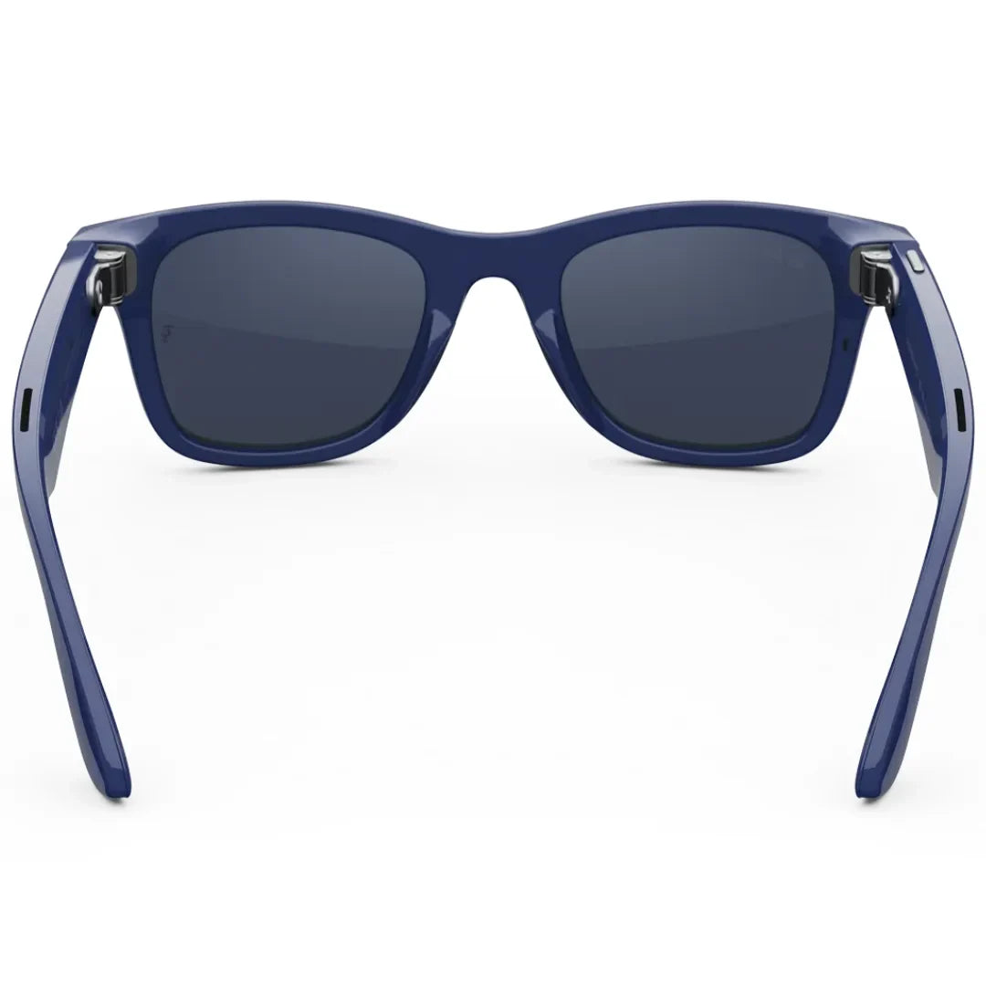 Gafas de sol inteligentes Ray-Ban Meta Wayfarer (Gen 2) azul cósmico, vista trasera, mostrando las lentes oscuras y los audífonos integrados en las patillas. - Kmaron Digital