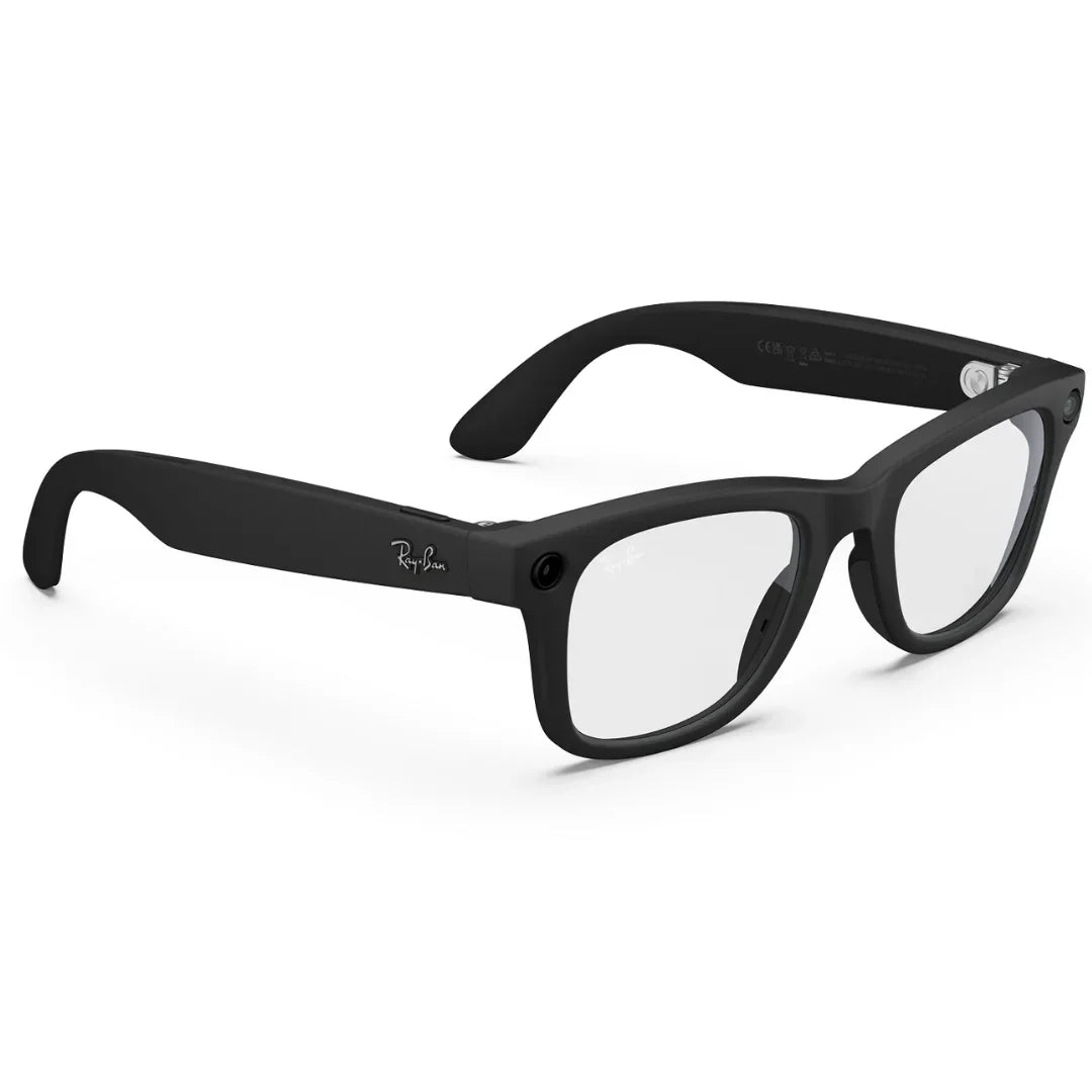 Gafas inteligentes Ray-Ban Meta Wayfarer (Gen 2) en color negro, vistas en ángulo, destacando la cámara y el logotipo Ray-Ban en la patilla. - Kmaron Digital